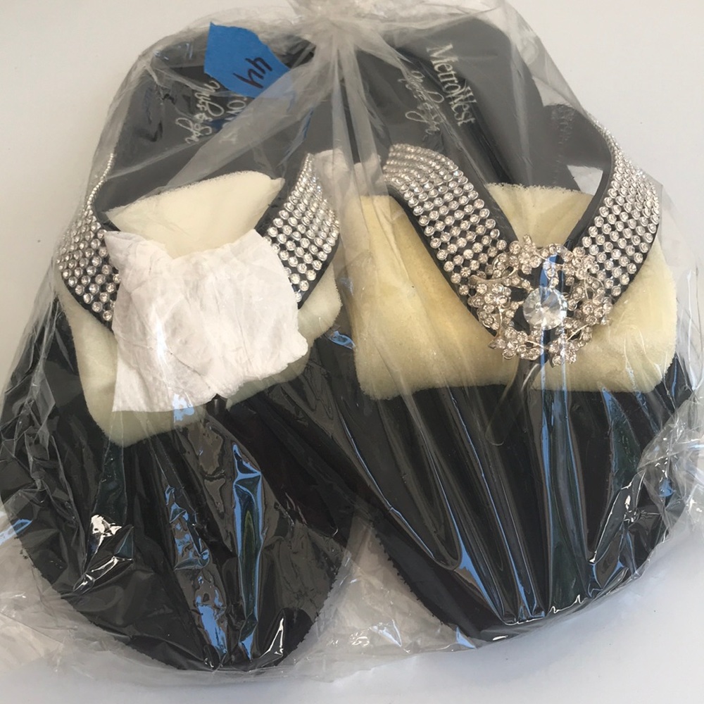 Black flipflop with diamond stud